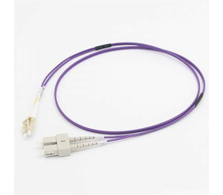 C2G 2 M CORDON DE RACCORDEMENT FIBRE OPTIQUE LC/SC OM4 LSZH - VIOLET