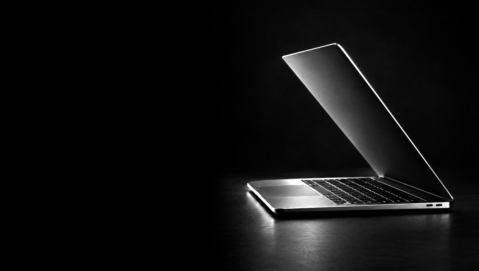 PC portable fin à demi ouvert, photo noir et blanc