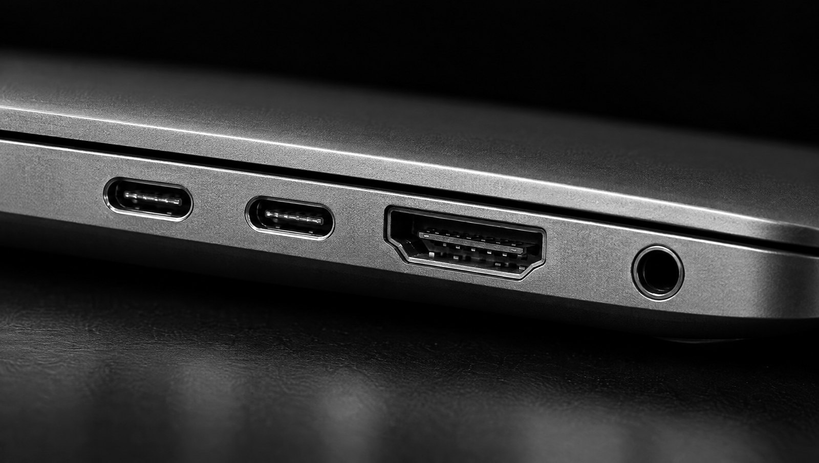 Ports USB-C et HDMI d'un PC portable, photo noir et blanc